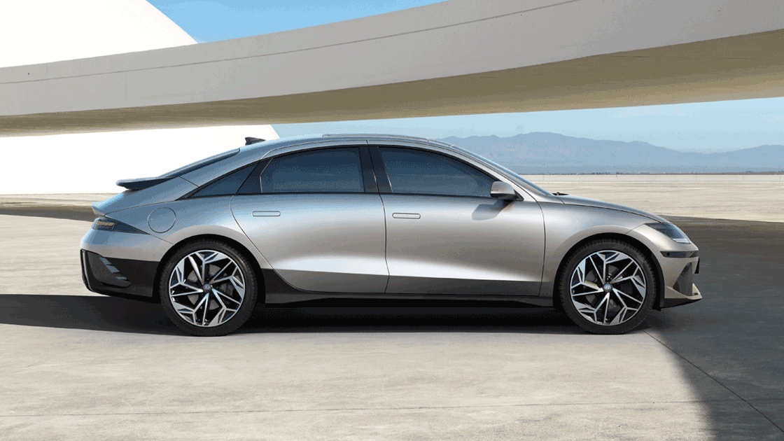 Mobil Listrik Hyundai Ioniq 6 samping
