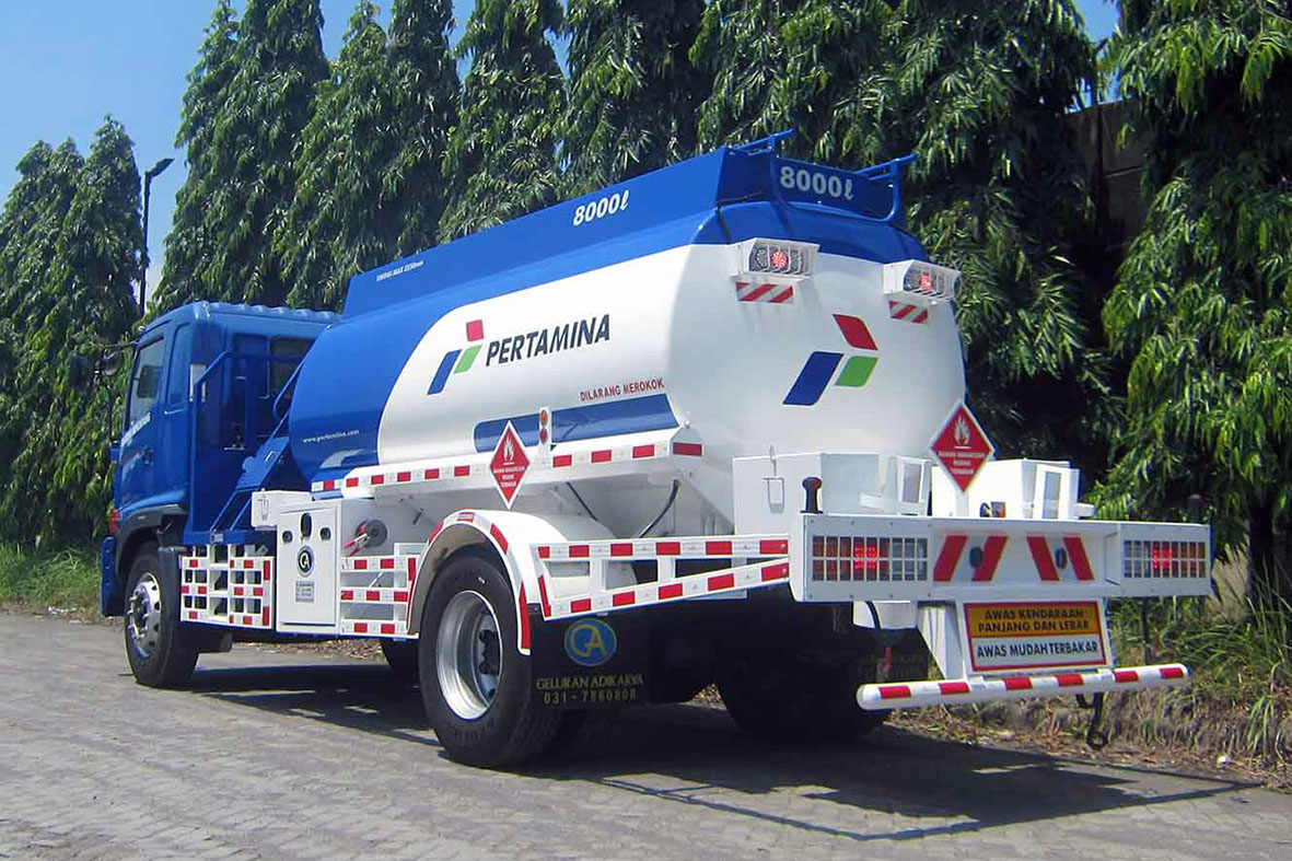 Warna Truk Tangki Pertamina BIRU PUTIH