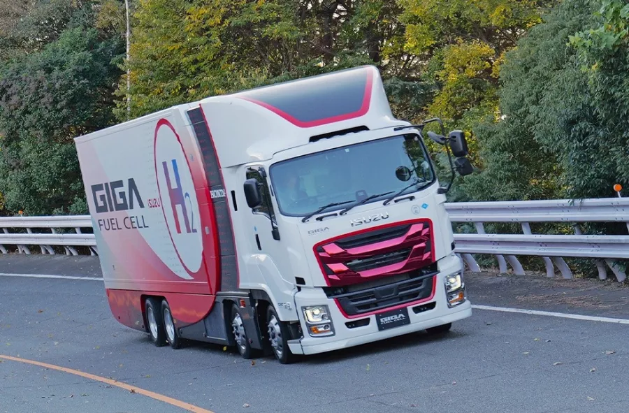 Truk Hidrogen GIGA FUEL CELL Isuzu x Honda di jalan tol