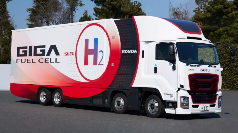 Truk Hidrogen GIGA FUEL CELL Isuzu x Honda di jalan tol