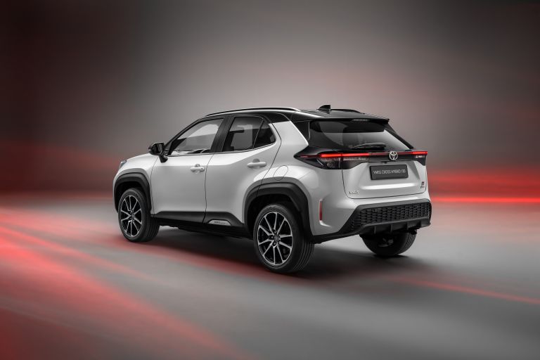 yaris cross belakang